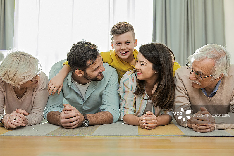 一家人在地板上合影图片素材