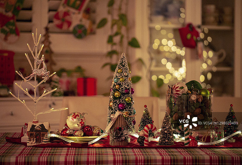 餐桌上的圣诞树图片素材