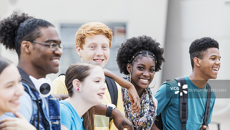 多民族高中生合影图片素材