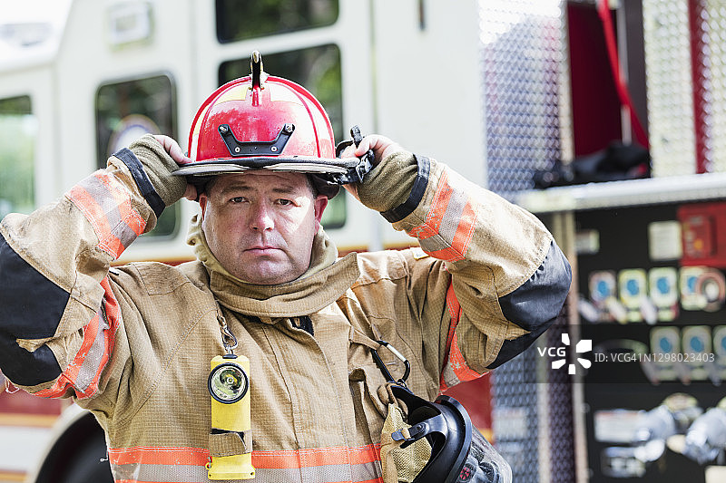 消防员穿戴防火服和头盔图片素材