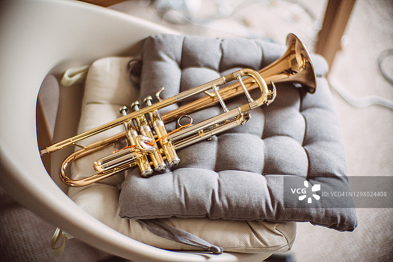 家中椅子上的小号特写图片素材