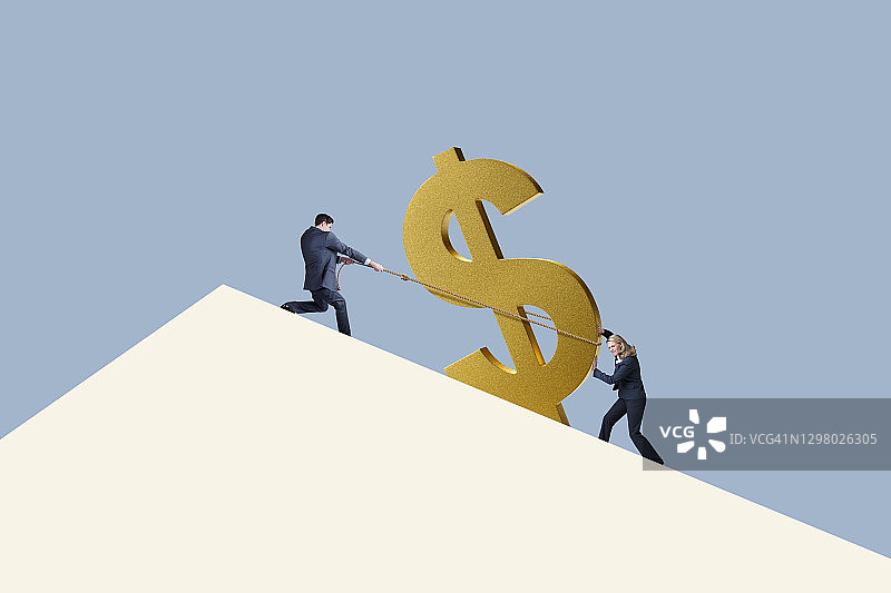 男人和女人将美元符号移上山图片素材