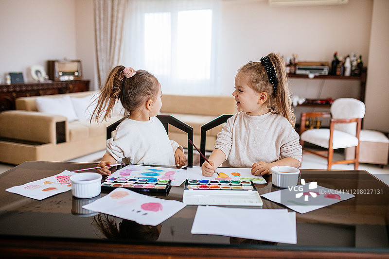 姐妹在家用水彩颜料玩耍图片素材