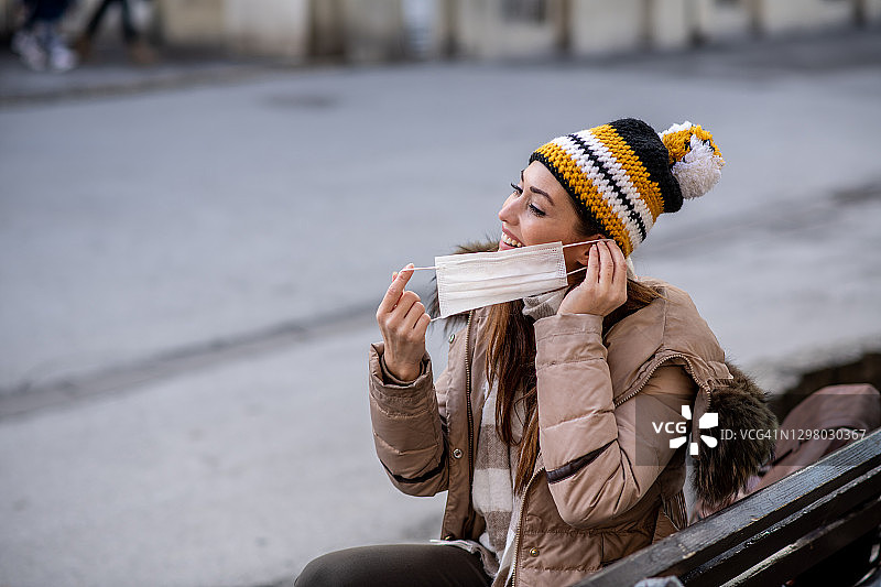女人戴防护口罩图片素材