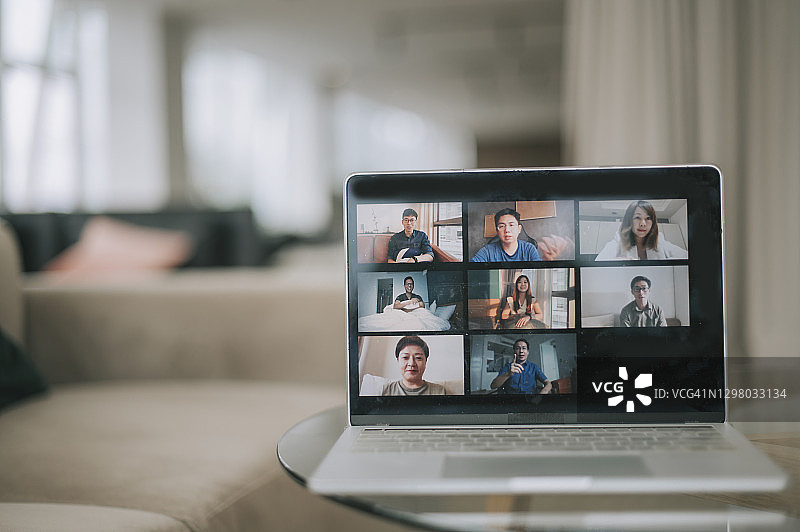 笔记本电脑屏幕显示8位中国人在机场商务休息室沙发上进行视频会议图片素材