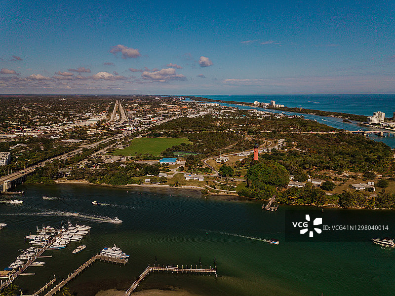 2021年1月，佛罗里达州朱庇特海滩碧绿色海面上航行的周末航拍景色图片素材