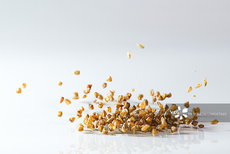 白色背景中飞舞的荞麦图片素材