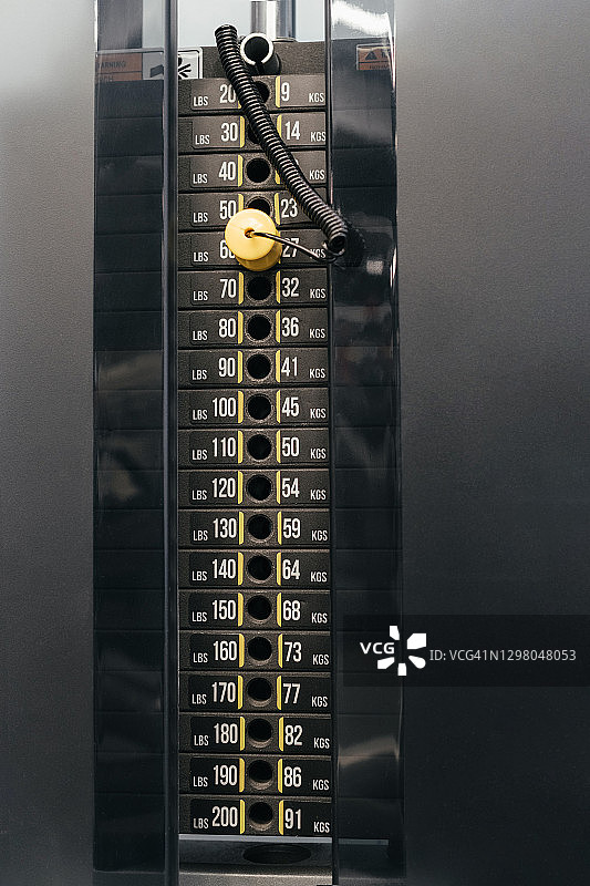 健身房内带开关的配重块训练器图片素材