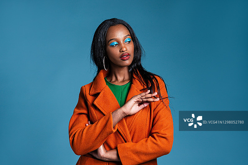 穿风衣的美丽女人图片素材