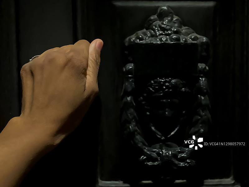 非裔美国妇女在夜晚敲门图片素材