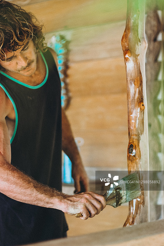 男人在木板上涂漆或清漆图片素材