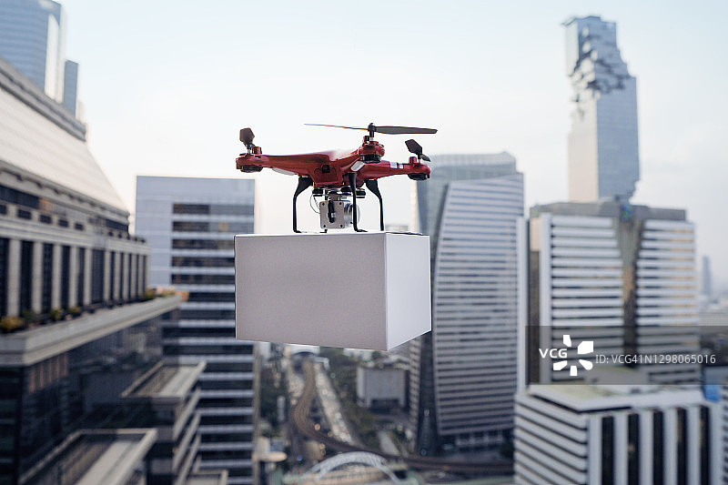 无人机在城市上空运送包裹图片素材