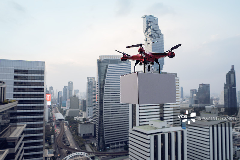 五架城市上空的送货无人机图片素材