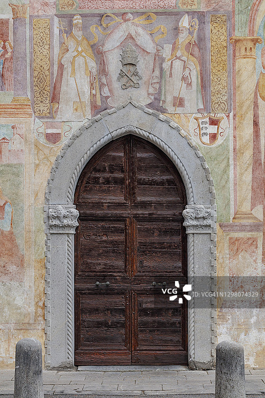 博尔戈布罗萨纳圣彼得和布莱斯教堂的门和壁画，奇维达莱德尔夫留利图片素材