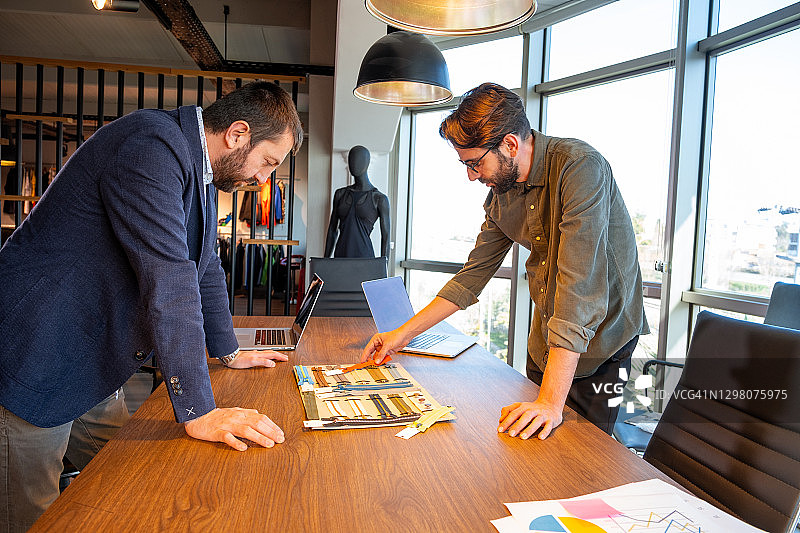 两位商人选择拉链用于生产图片素材