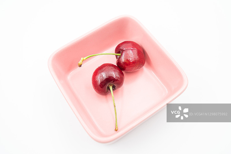 粉色盘子里的樱桃图片素材