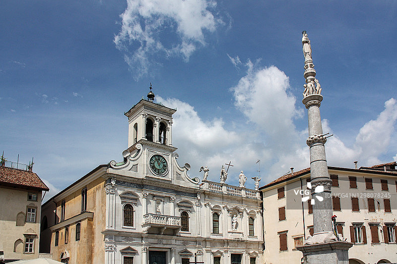 圣詹姆斯教堂和Giacomo Matteotti广场的圣母和儿童柱图片素材