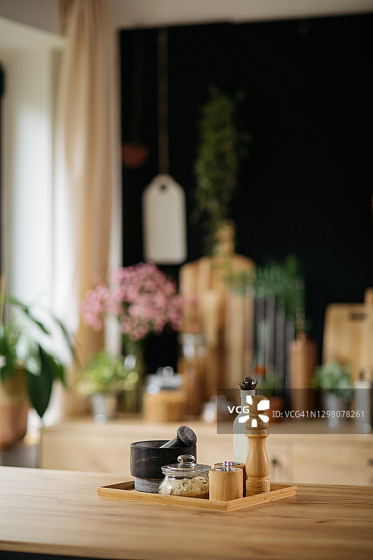 井井有条的厨房设备静物图片素材