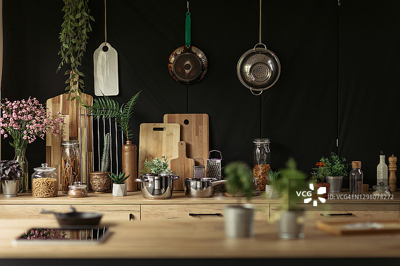 井井有条的厨房设备静物图片素材