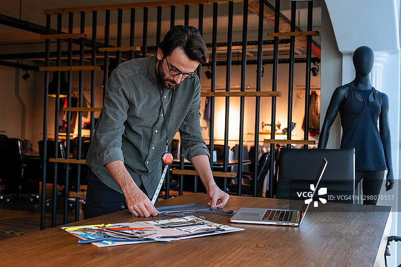 造型师在办公室设计新产品图片素材