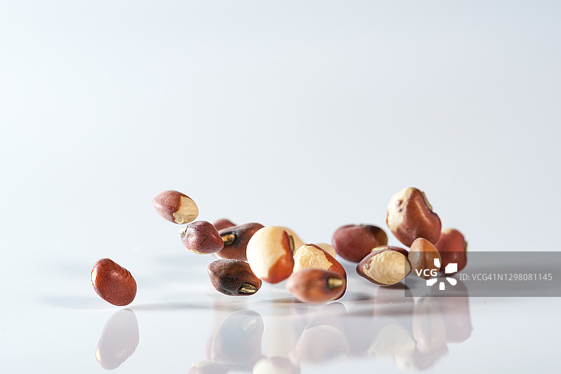 白色背景中飞舞的豇豆图片素材