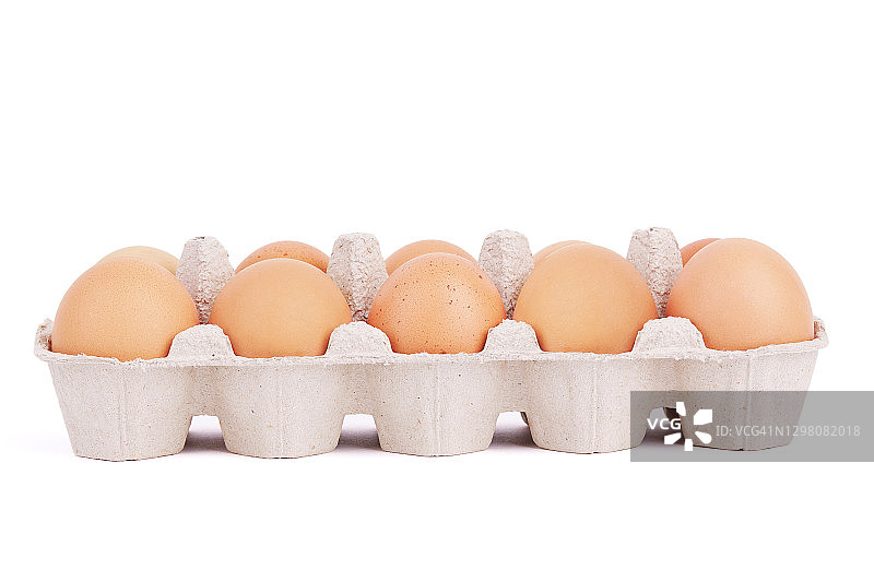 白色背景中用纸板包装的鸡蛋图片素材