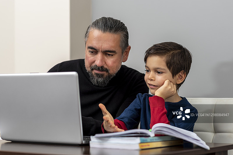 父亲辅导儿子做作业图片素材