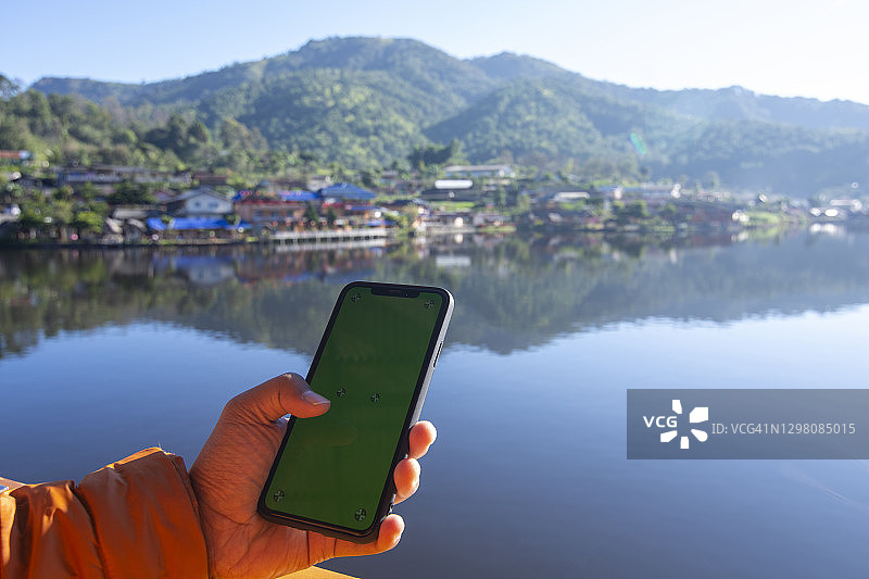 男子在户外使用手机图片素材