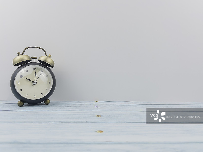 木桌上的闹钟图片素材
