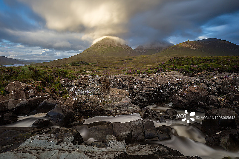 云雾与溪流环绕的山脉图片素材