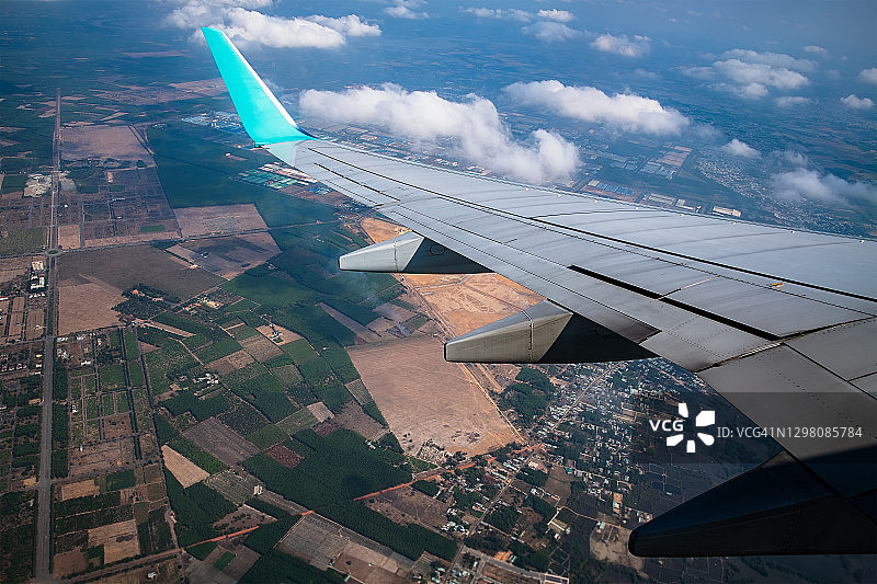飞越天空前往越南河内内排国际机场图片素材