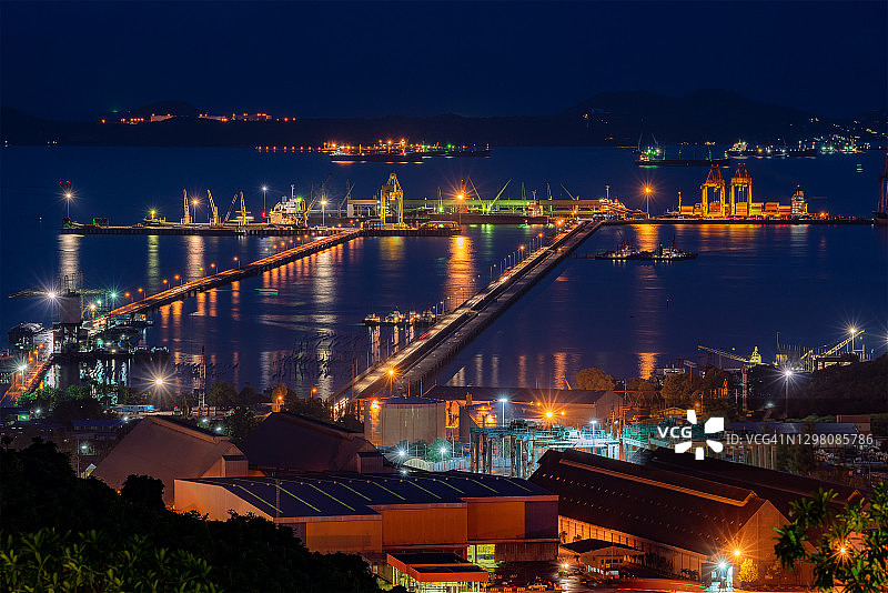 船厂内有工作桥式起重机的集装箱货船图片素材