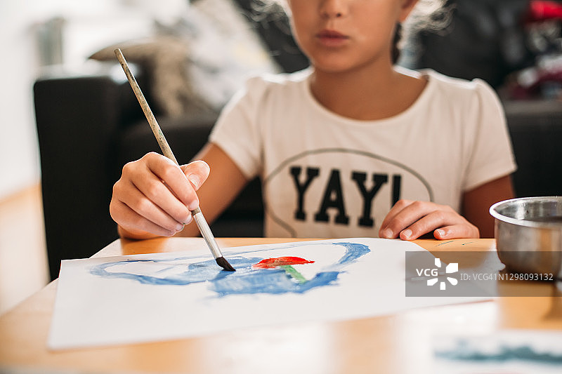 女孩用水彩笔绘画图片素材