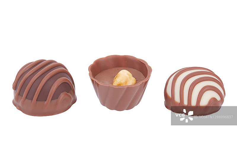 白色背景下的牛奶巧克力糖果图片素材