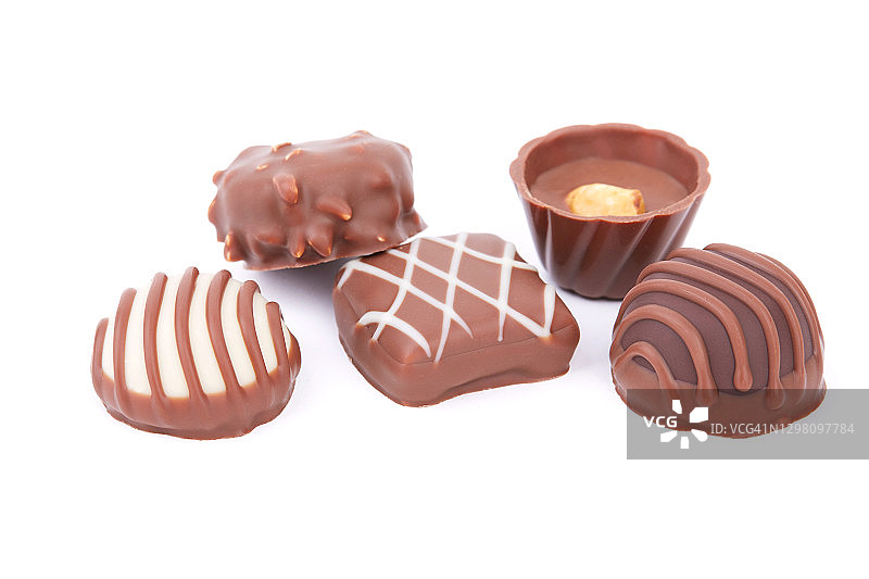 白色背景下的牛奶巧克力糖果图片素材