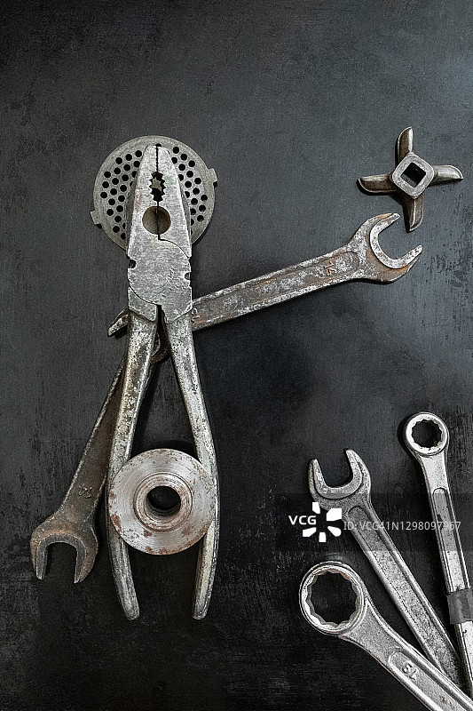 维修工具组成的象征性构图：钳子的创意，金属创意，钢制工具装饰图片素材