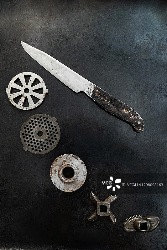 厨房用具装饰金属创意钢制工具装饰日常物品组合旧生锈刀和绞肉机细节砧板厨房工具图片素材