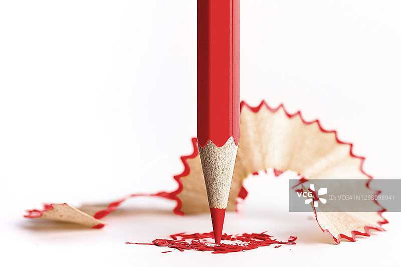 白色纸背景上的红色铅笔和刨花图片素材