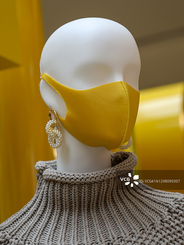 戴黄色面具的女性人体模型图片素材