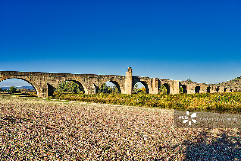 西班牙埃斯特雷马杜拉麦德林瓜迪亚纳河上的桥梁图片素材