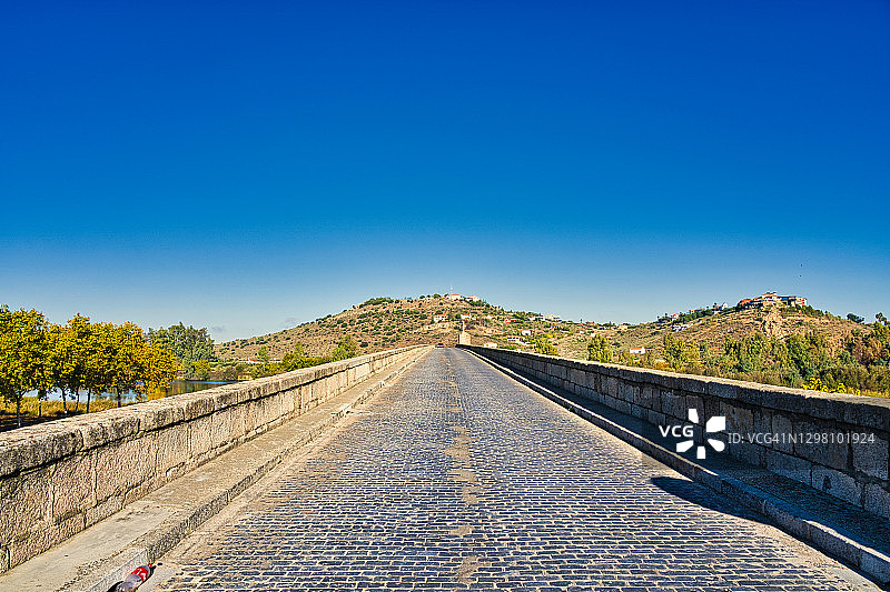 西班牙埃斯特雷马杜拉麦德林瓜迪亚纳河上的桥梁图片素材