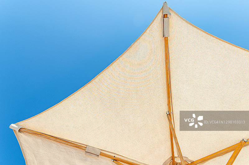 埃及洪加达明媚阳光下的黄色雨伞图片素材