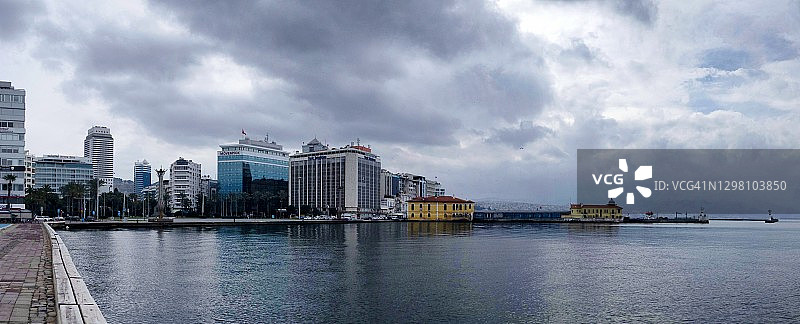 伊兹密尔共和国广场雨天全景图片素材