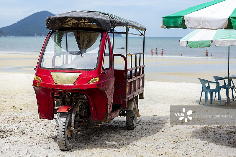 广宁省关兰海滩上的嘟嘟车（越南）图片素材