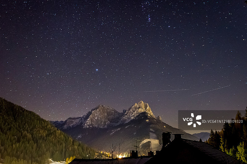 多洛米蒂山瓦尔迪法萨的冬夜星空图片素材