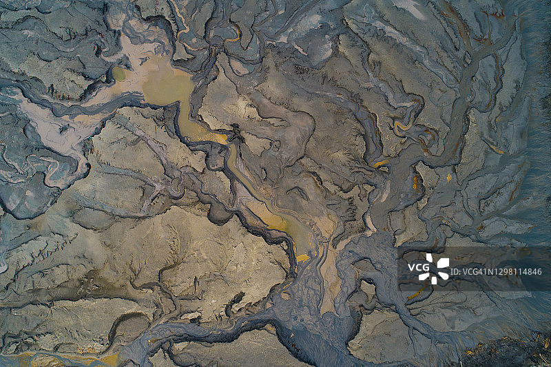 潮汐泥滩中的排水沟图片素材