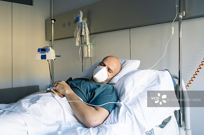 在医院病床上睡觉的男病人图片素材