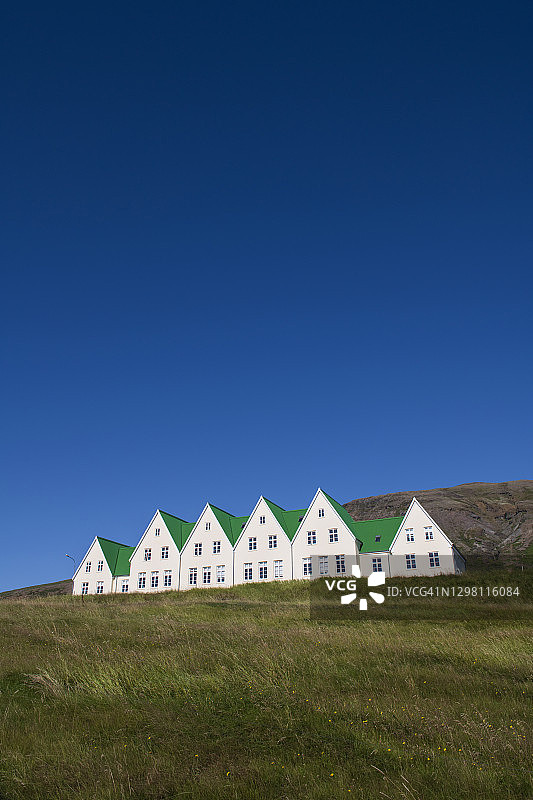 冰岛劳加瓦特恩的赫拉兹斯科林房屋，背景是晴朗的天空图片素材