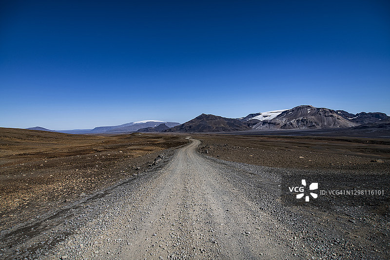 卡尔迪达鲁550号土路，背景为山脉与晴空图片素材