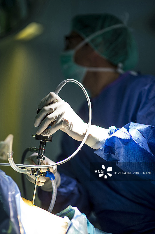 男骨科医生在医院ICU做膝盖手术图片素材